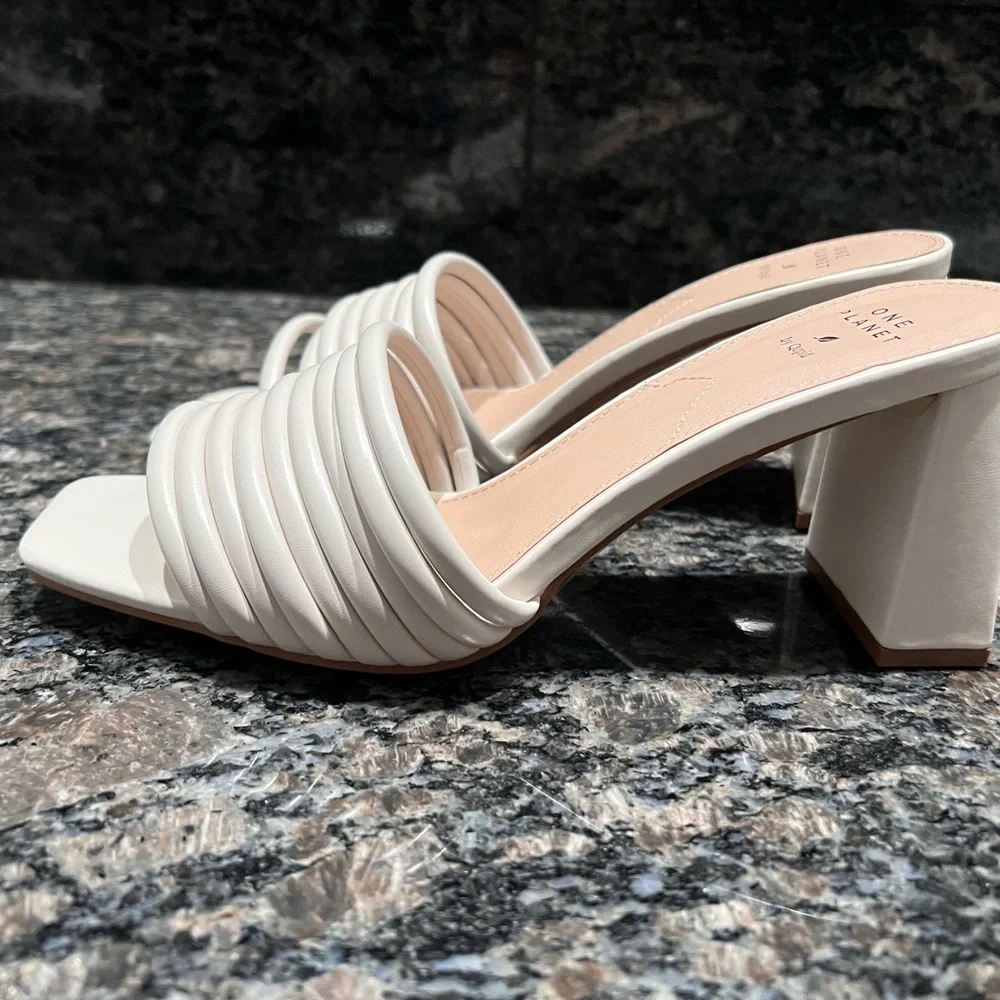 NEW!Your to -go- to slip on small Sandals and super comfortable - Picture 8 of 9